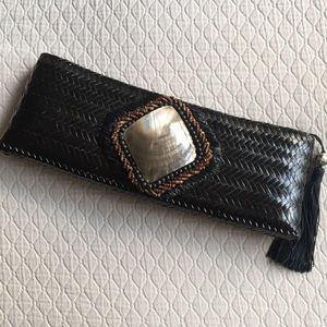 Black clutch w/ shell detail